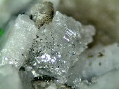 Cristaux de gobbinsite - cliquez pour photo grand format