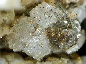 Cristaux de gobbinsite - cliquez pour photo grand format